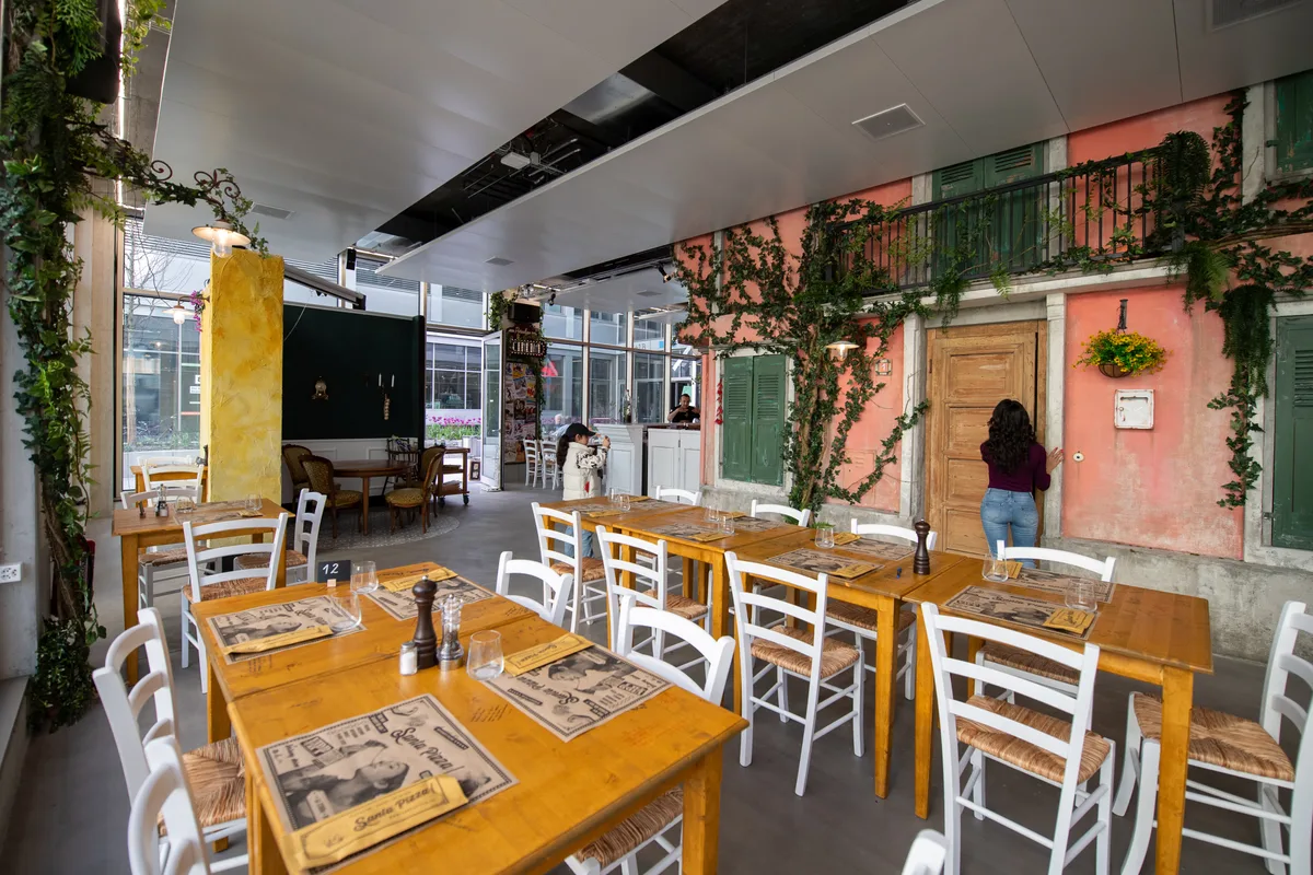 Man sieht ein italienisches Restaurant.